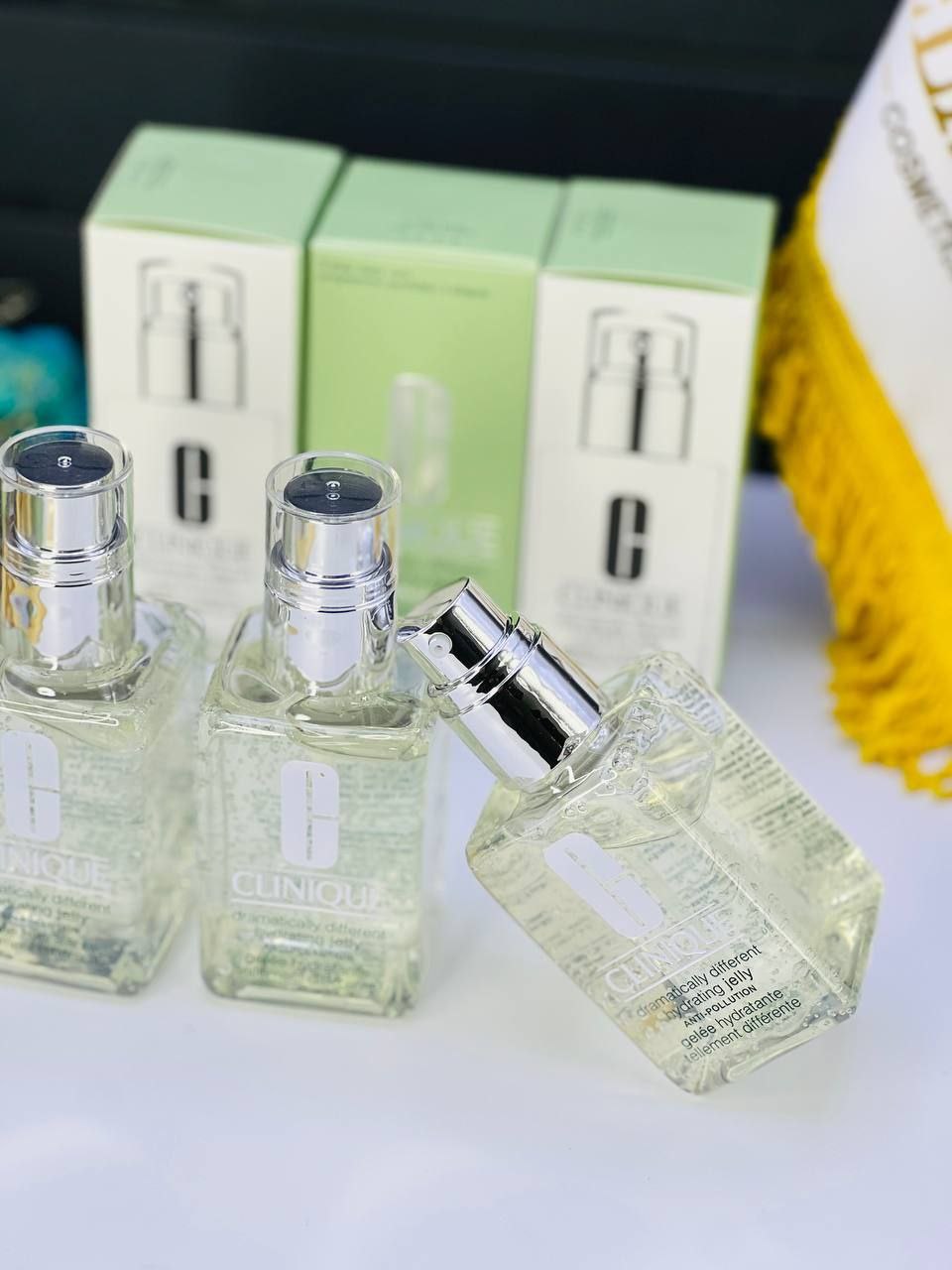 ژل آبرسان کلینیک مدل dramatically different حجم 125 میلی لیتر